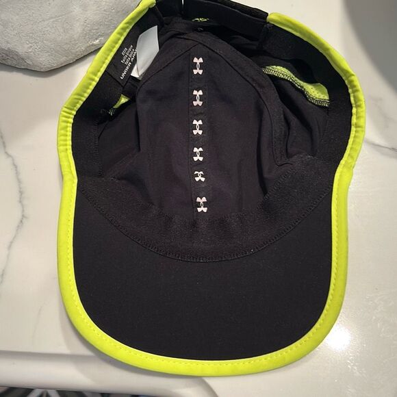 UNDER ARMOUR Black Feather Light Hat - Picture 5 of 5